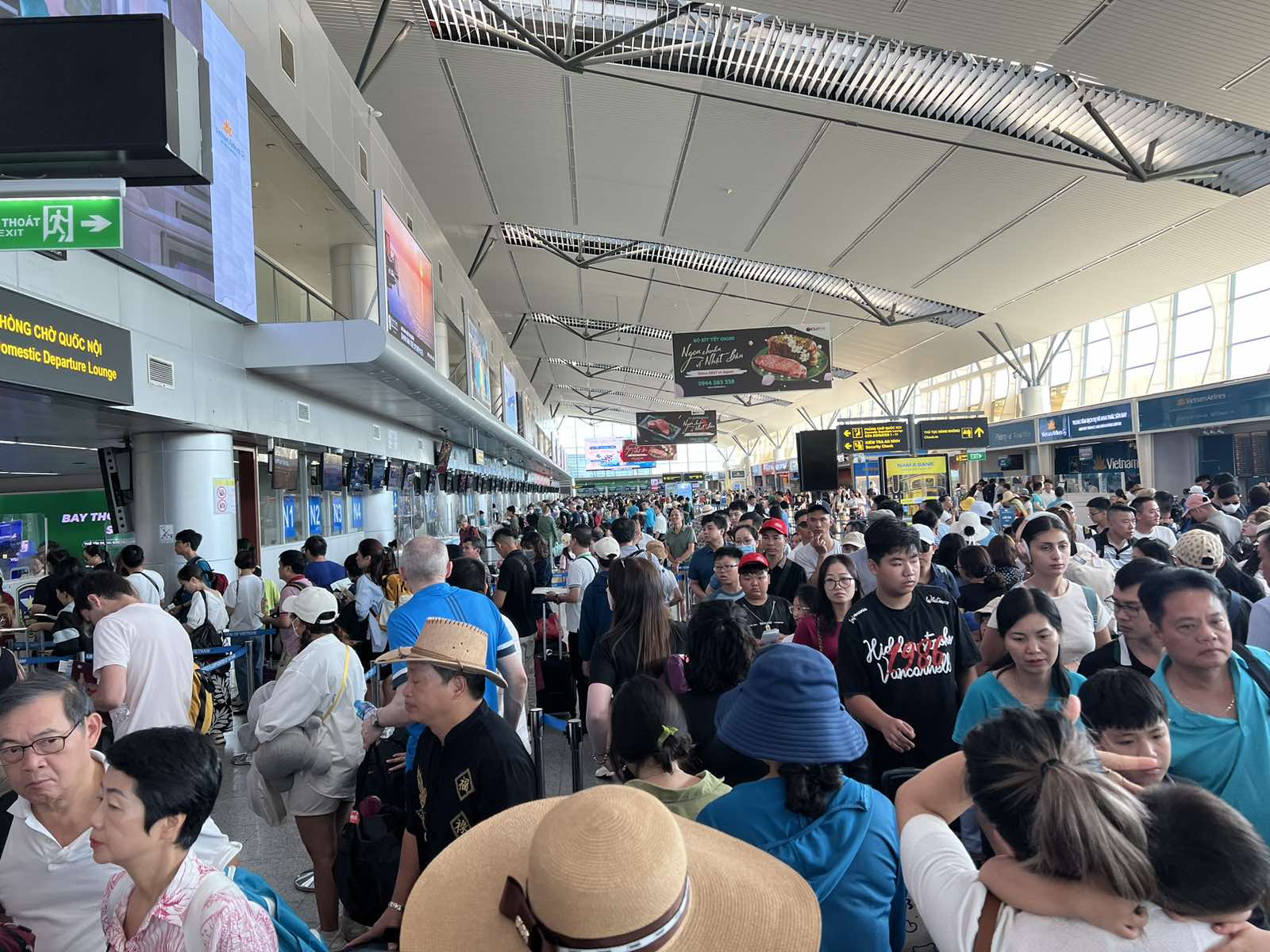 Sân bay Đà Nẵng đông nghịt du khách từ sáng sớm