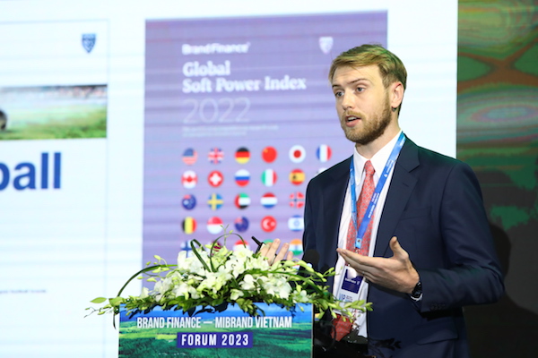 Ông Alex Haigh – Giám đốc điều hành của Brand Finance Châu Á Thái Bình Dương có bài phát biểu tại Lễ trao giải