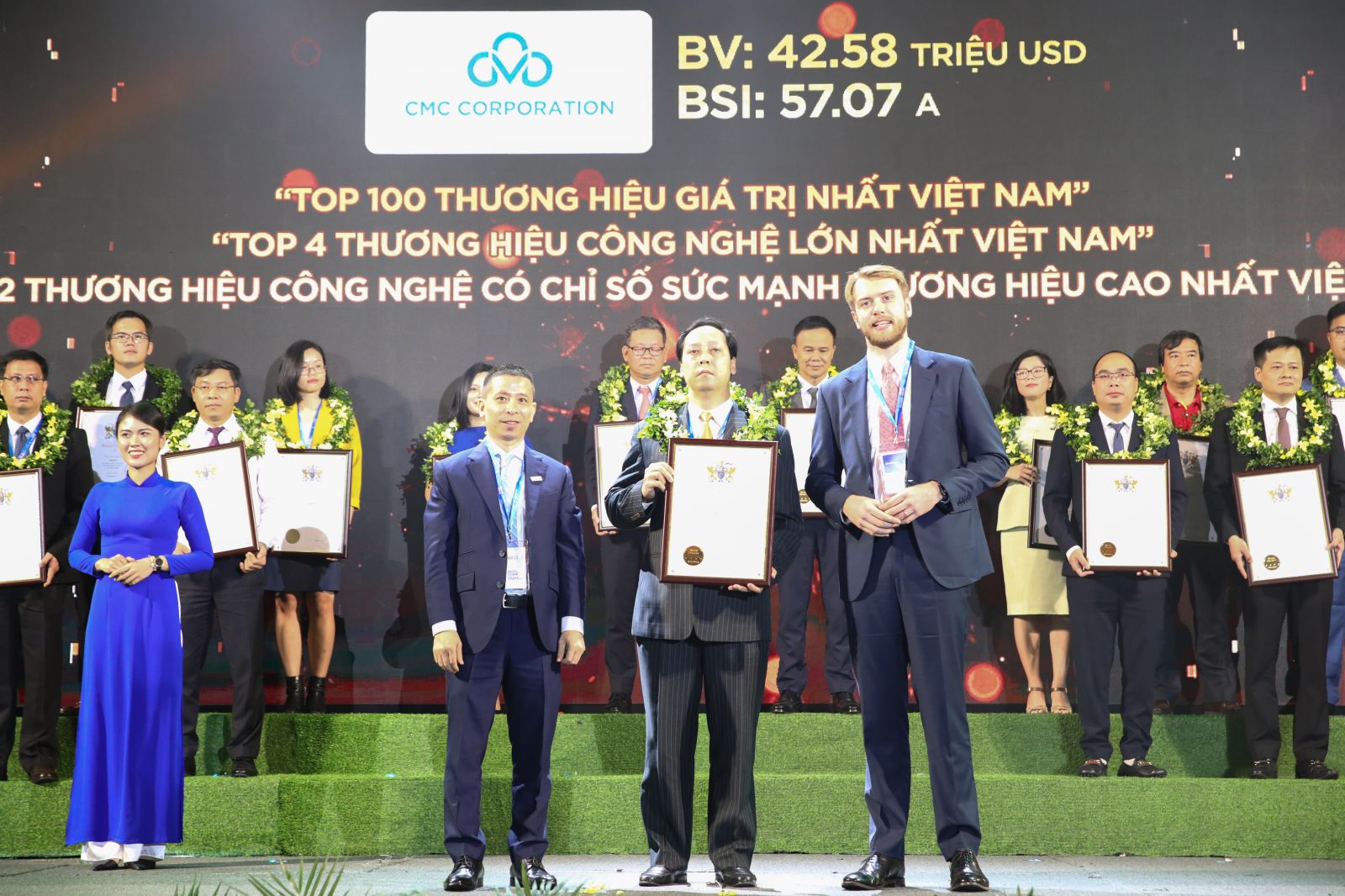 Ông Nguyễn Phước Hải - Phó Chủ tịch cấp cao Tập đoàn Công nghệ CMC lên nhận Giải thưởng Top 100 Thương hiệu giá trị nhất Việt Nam 2023.