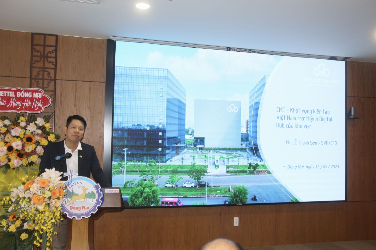 Ông Lê Thanh Sơn –Phó Chủ tịch cấp cao/ Giám đốc Tài chính Tập đoàn Công nghệ CMC  trình bày tham luận tại Hội thảo.