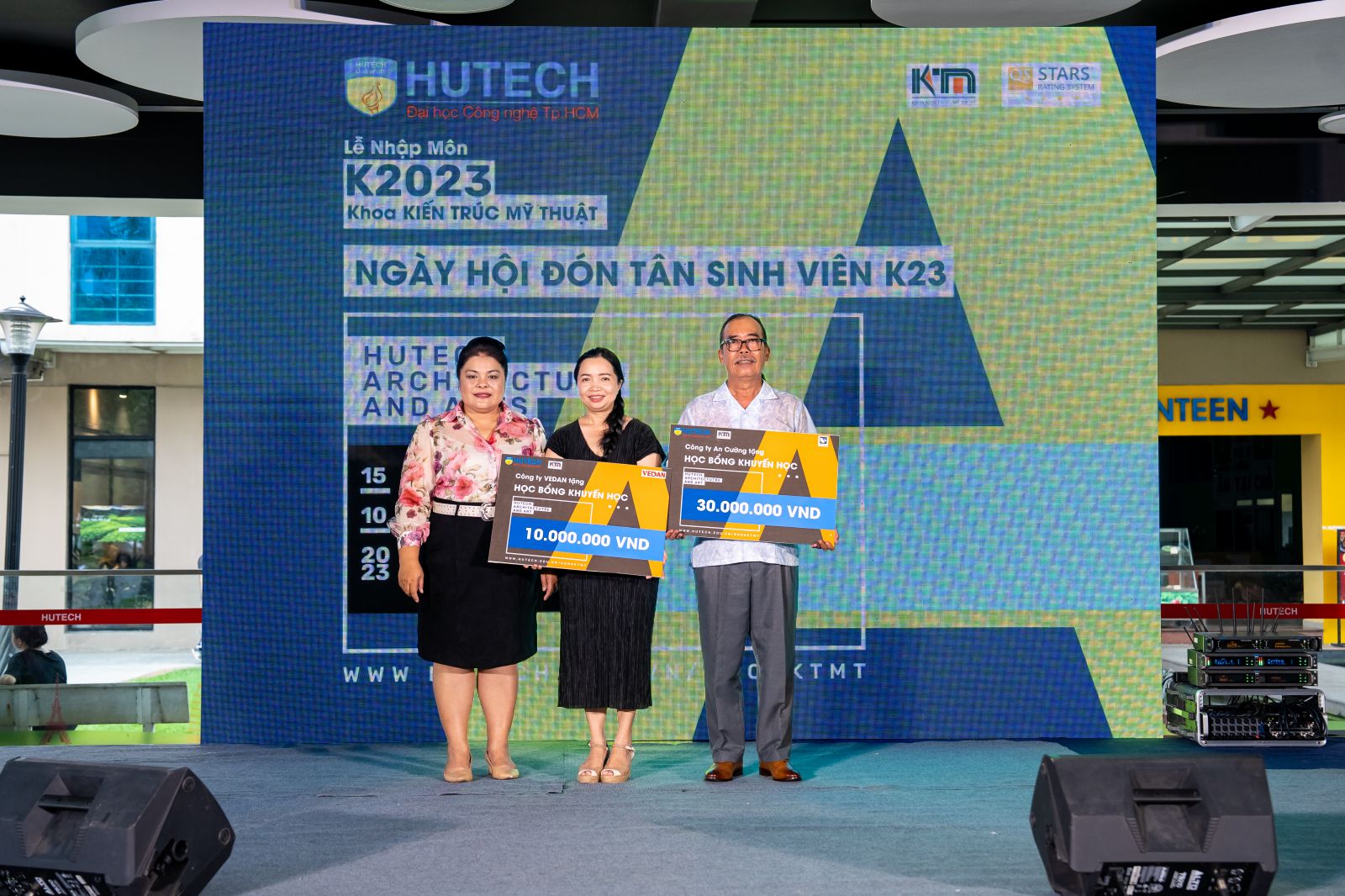 Bà Nguyễn Thu Thủy, Phó Giám đốc Vedan trao học bổng cho sinh viên trường Hutech