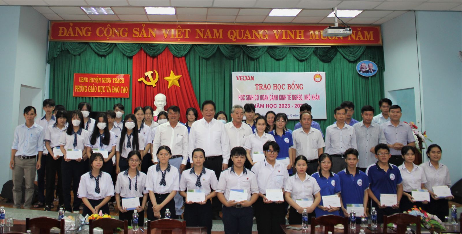 Ông Hwang Fa Jane - Chuyên viên thâm niên cao cấp Vedan Việt Nam trao học bổng cho các em học sinh có hoàn cảnh kinh tế nghèo khó khăn tại huyện Nhơn Trạch tỉnh Đồng Nai