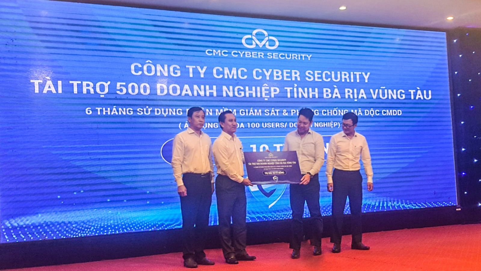 Ông Lê Thanh Sơn - Phó Chủ tịch cấp cao/ Giám đốc Tài chính Tập đoàn Công nghệ CMC trao tặng cho 500 Doanh nghiệp tỉnh Bà Rịa – Vũng Tàu 6 tháng sử dụng phần mềm giám sát và phòng chống mã độc CMDD.