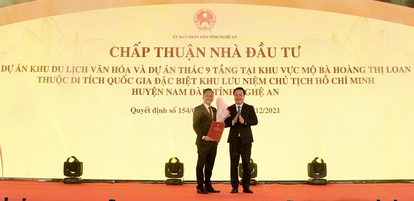 Ông Nguyễn Đức Trung, Phó Bí thư Tỉnh uỷ, Chủ tịch UBND tỉnh Nghệ An (bên phải) trao Quyết định chấp thuận Nhà đầu tư thực hiện dự án cho Ông Vũ Trọng Tuấn, Tổng Giám đốc Công ty cổ phần TMDV Tràng Thi (đơn vị thành viên của Tập đoàn T&T Group) (bên trái).