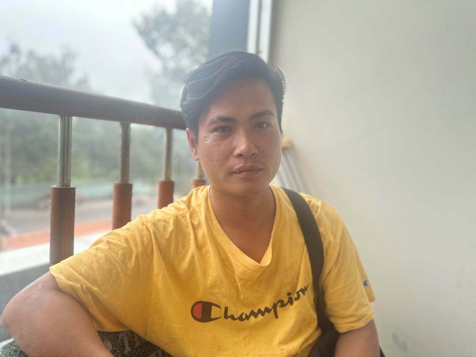 Gần 7 năm trước anh Dương Đặng Hữu đã bị mất một chân vì tai nạn. Làm nghề bán vé số dạo, suốt 3 năm qua anh một mình gà trống nuôi con.