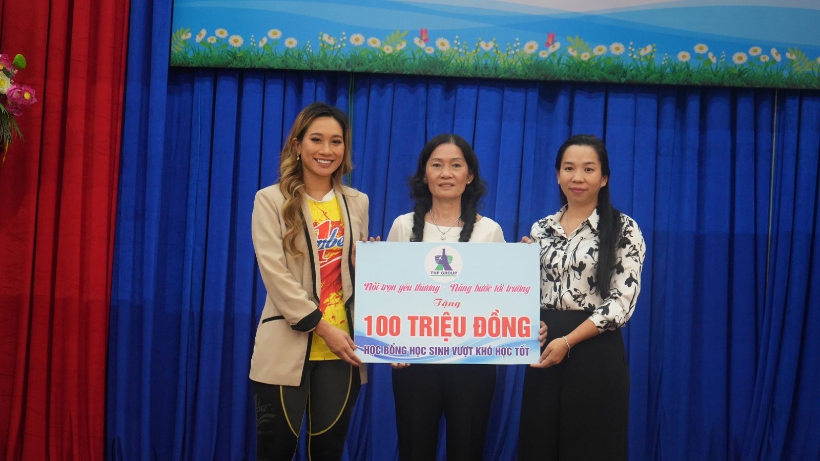 Đại diện Công ty Tân Hiệp Phát trao bảng tượng trưng số tiền 100 triệu đồng cho Hội Bảo trợ người khuyết tật, trẻ mồ côi và bệnh nhân nghèo Thành phố Thuận An.