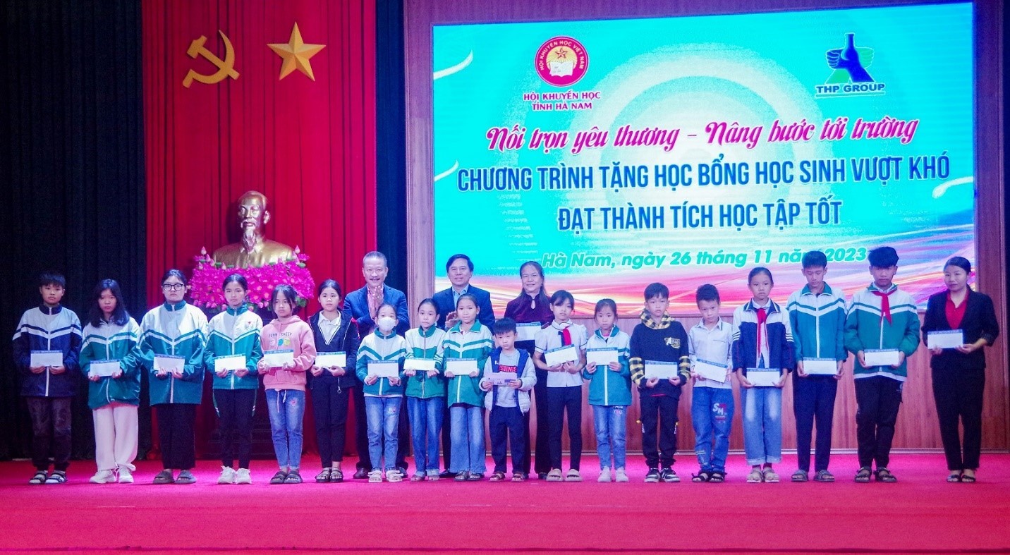 Trước đó, Công ty Tân Hiệp Phát cũng đã trao tặng 450 phần học bổng cho các em học sinh vượt khó tại các tỉnh Hậu Giang, Hà Nam, Quảng Nam với tổng giá trị 900 triệu đồng.