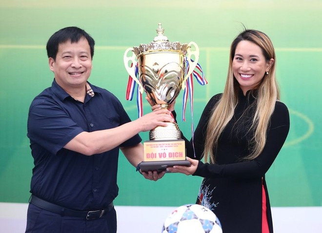 Đại sứ thương hiệu Number 1 Active - Thanh Vũ (phải) nâng chiếc cúp vô địch tượng trưng cùng Trưởng BTC giải Nguyễn Thanh Bình