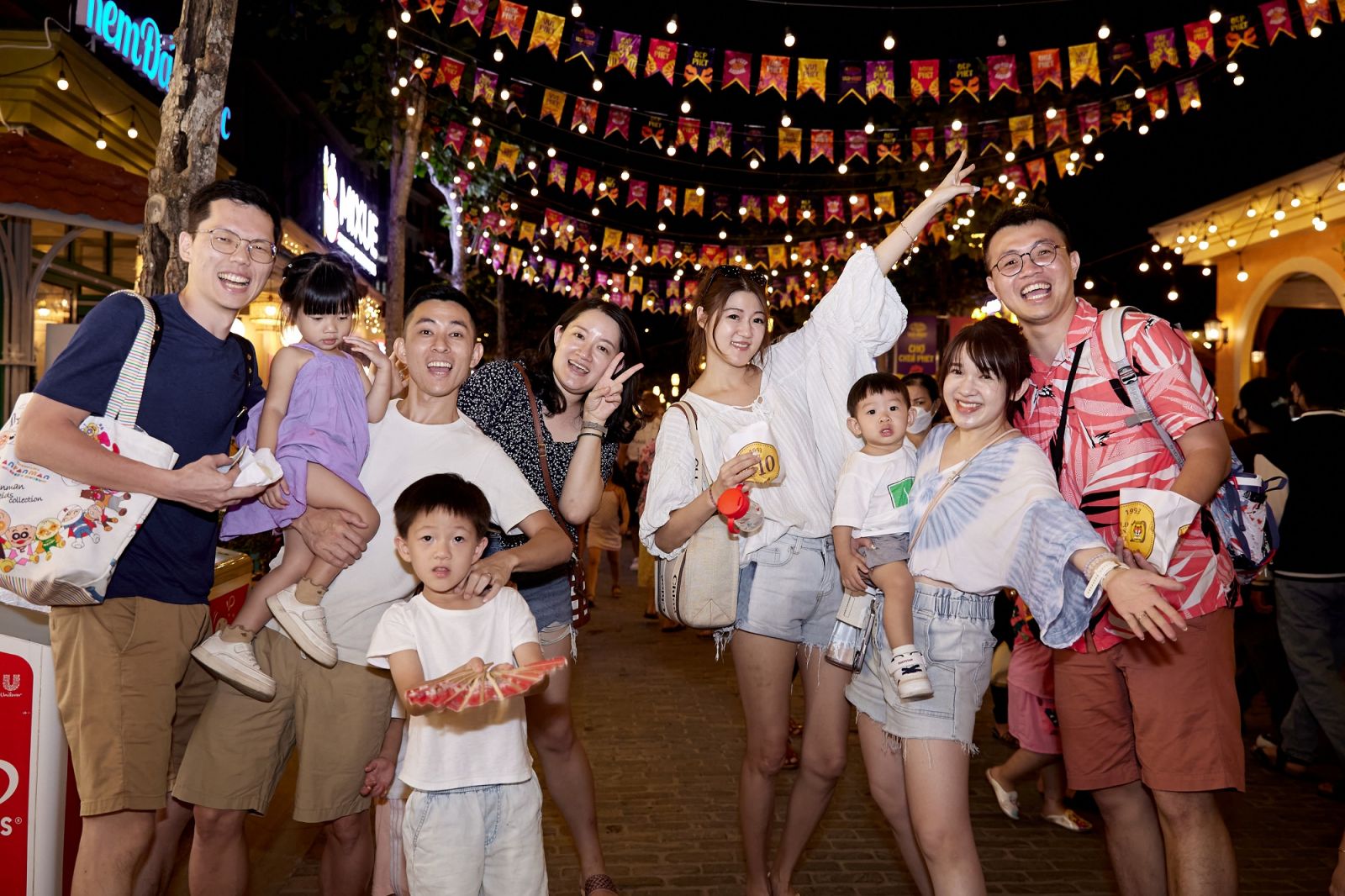 Du khách vui chơi tại Chợ đêm Vui Phết (Vui-Fest Bazaar)