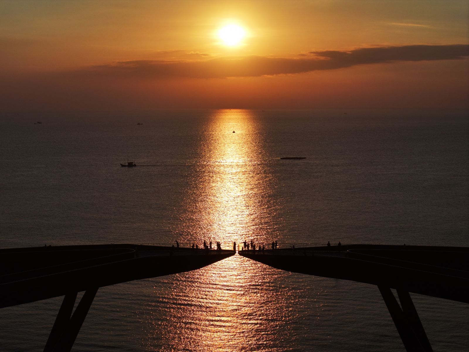 Cầu Hôn được kỳ vọng sẽ trở thành biểu tượng mới cho du lịch Việt Nam, sau thành công của Cầu Vàng (Đà Nẵng)