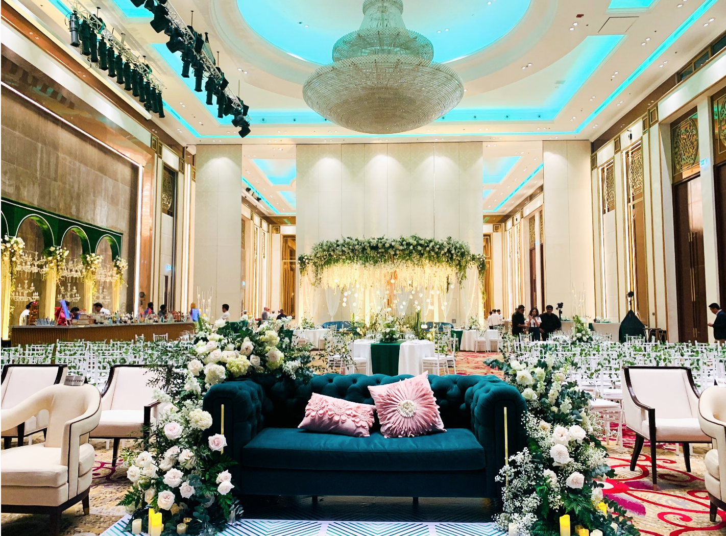 Không gian đại sảnh Grand Ballroom nơi tổ chức nghi lễ Sangeet của cô dâu và chú rể
