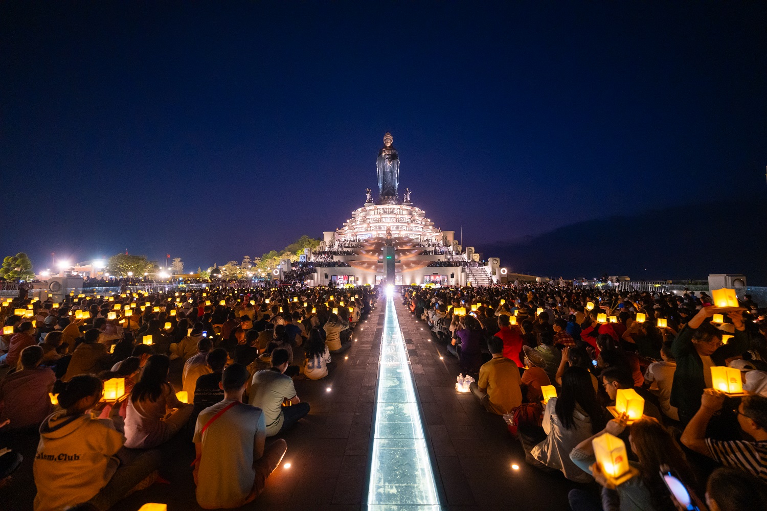 Lễ dâng đăng trên núi Bà thu hút rất đông du khách, Phật tử