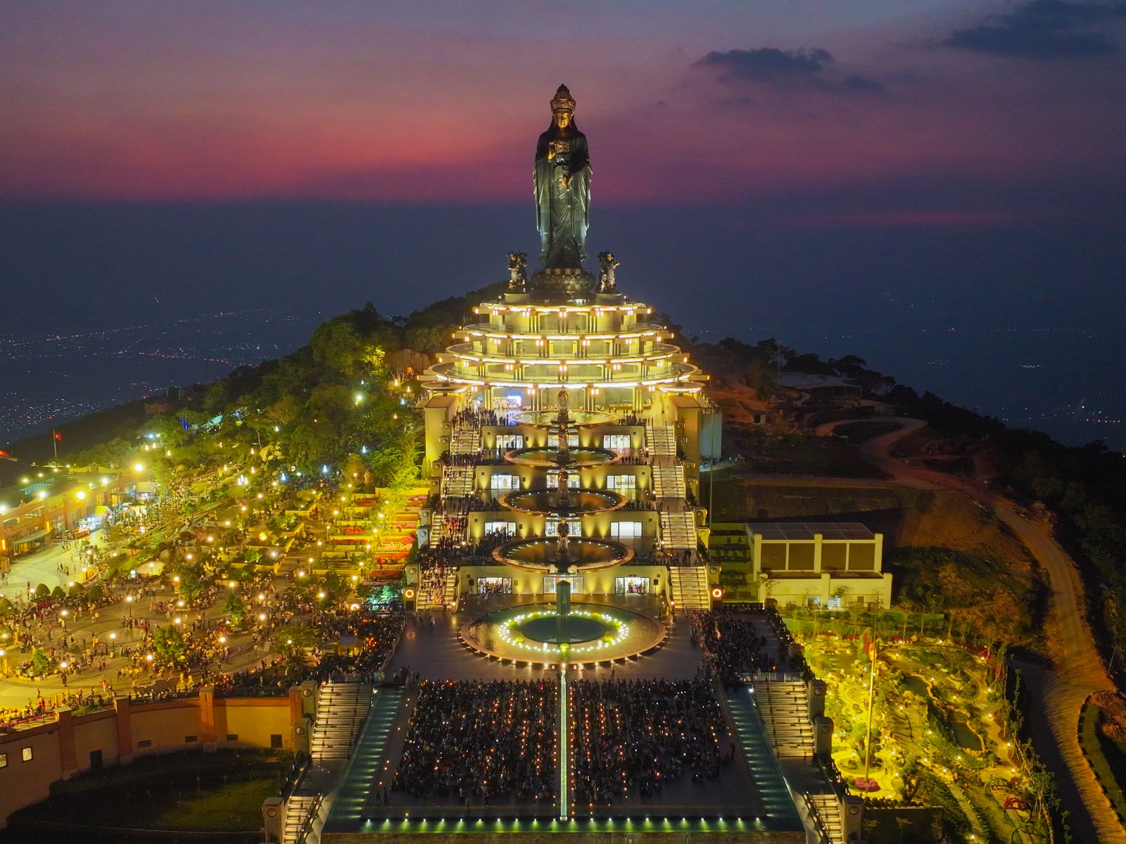 Chiêm bái Đại tượng Phật Bà Tây Bổ Đà Sơn trên đỉnh núi đã trở thành thói quen của người dân Nam Bộ