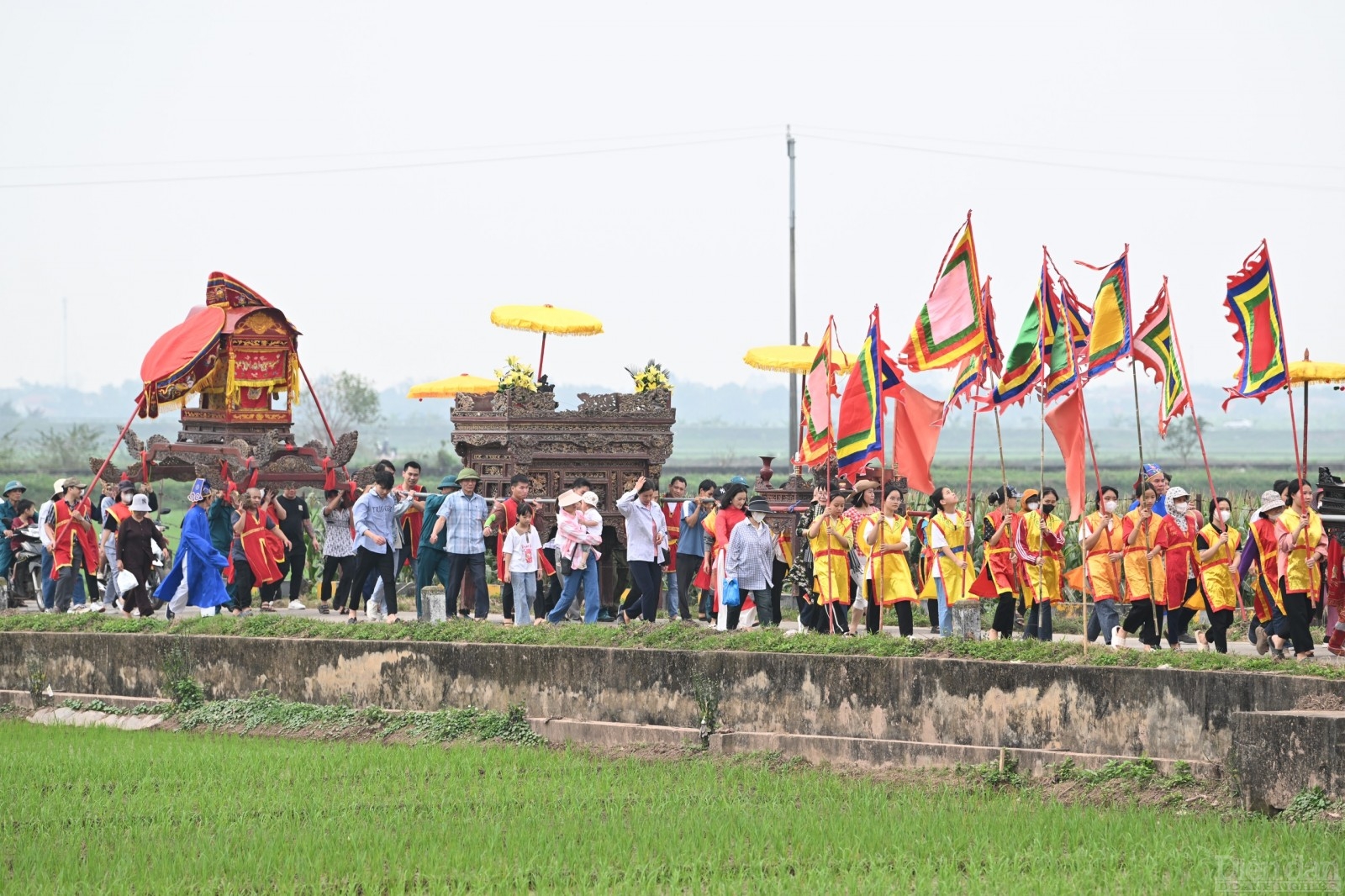 Hình ảnh người dân tấp nập tham gia Lễ rước kiệu Lễ hội Phết Hiền Quan.