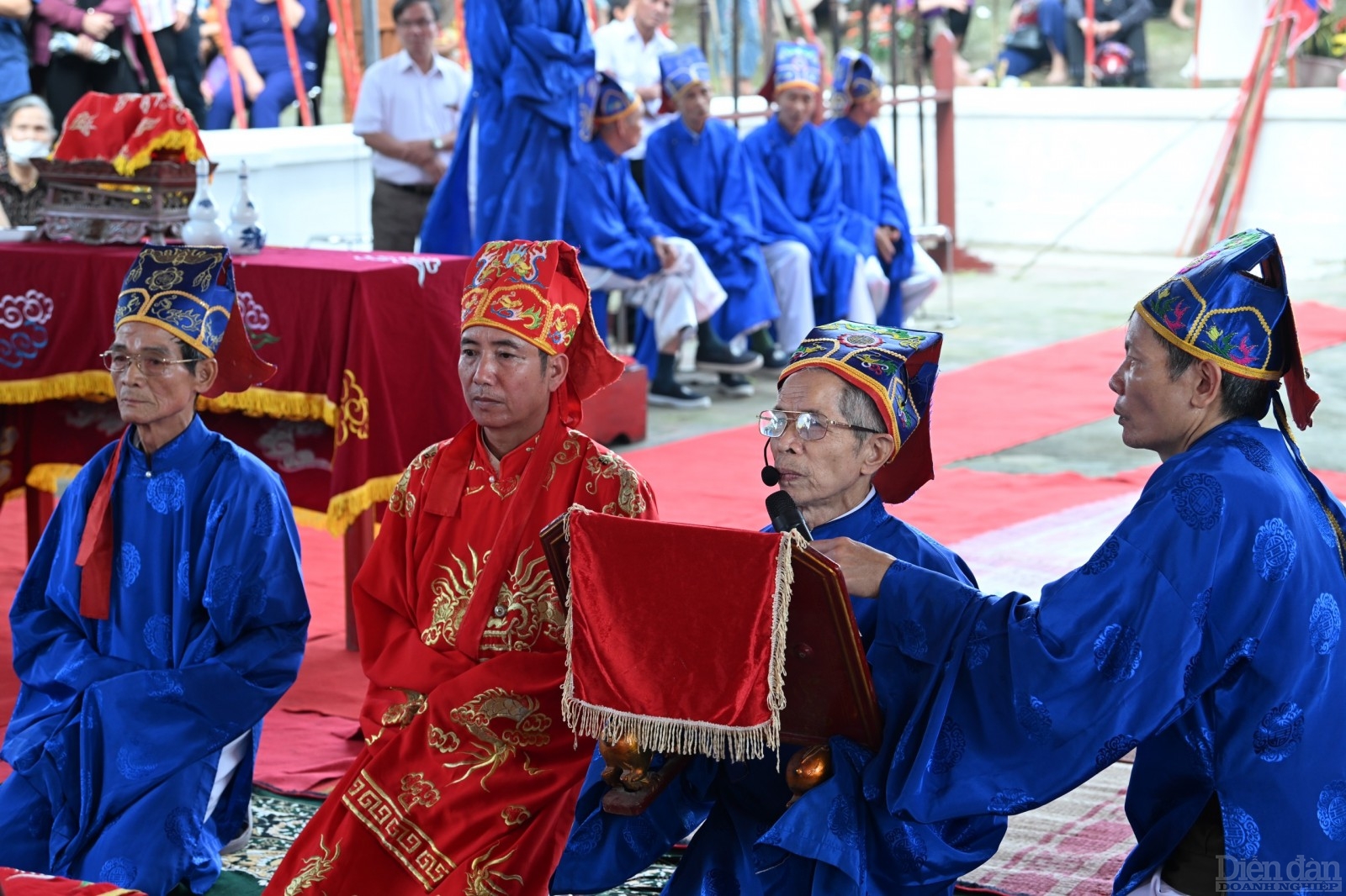 Hình ảnh các bô lão trong làng thành kính thực hiện các nghi lễ phần tế lễ theo phong tục truyền thống.