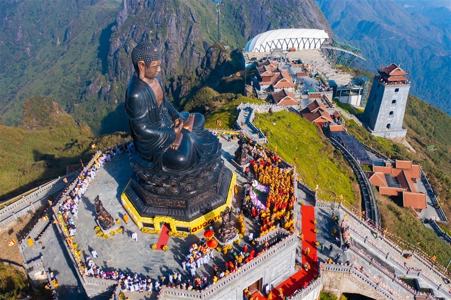 Lễ nguyện hương và nhiễu quanh Đại tượng Phật A Di Đà trang trọng trên đỉnh thiêng Fansipan tạo nên một khung cảnh linh thiêng và ấn tượng trong Đại lễ.