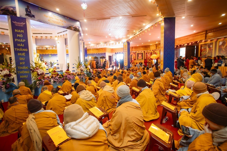 Điểm nhấn của chuỗi sự kiện là lễ dâng hương cầu quốc thái dân an được tổ chức trang trọng trong lòng Đại tượng Phật A Di Đà.