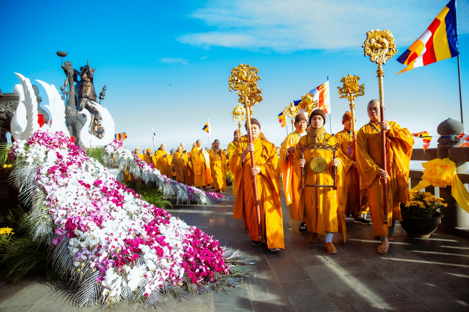 Đại lễ diễn ra tại quần thể văn hóa tâm linh Fansipan trong tiết trời trong xanh, nắng đẹp. Sự kiện có sự tham gia của hàng trăm chư tôn đức, hòa thượng, tăng ni cùng hàng ngàn phật tử, du khách đến từ nhiều tỉnh thành trên cả nước.