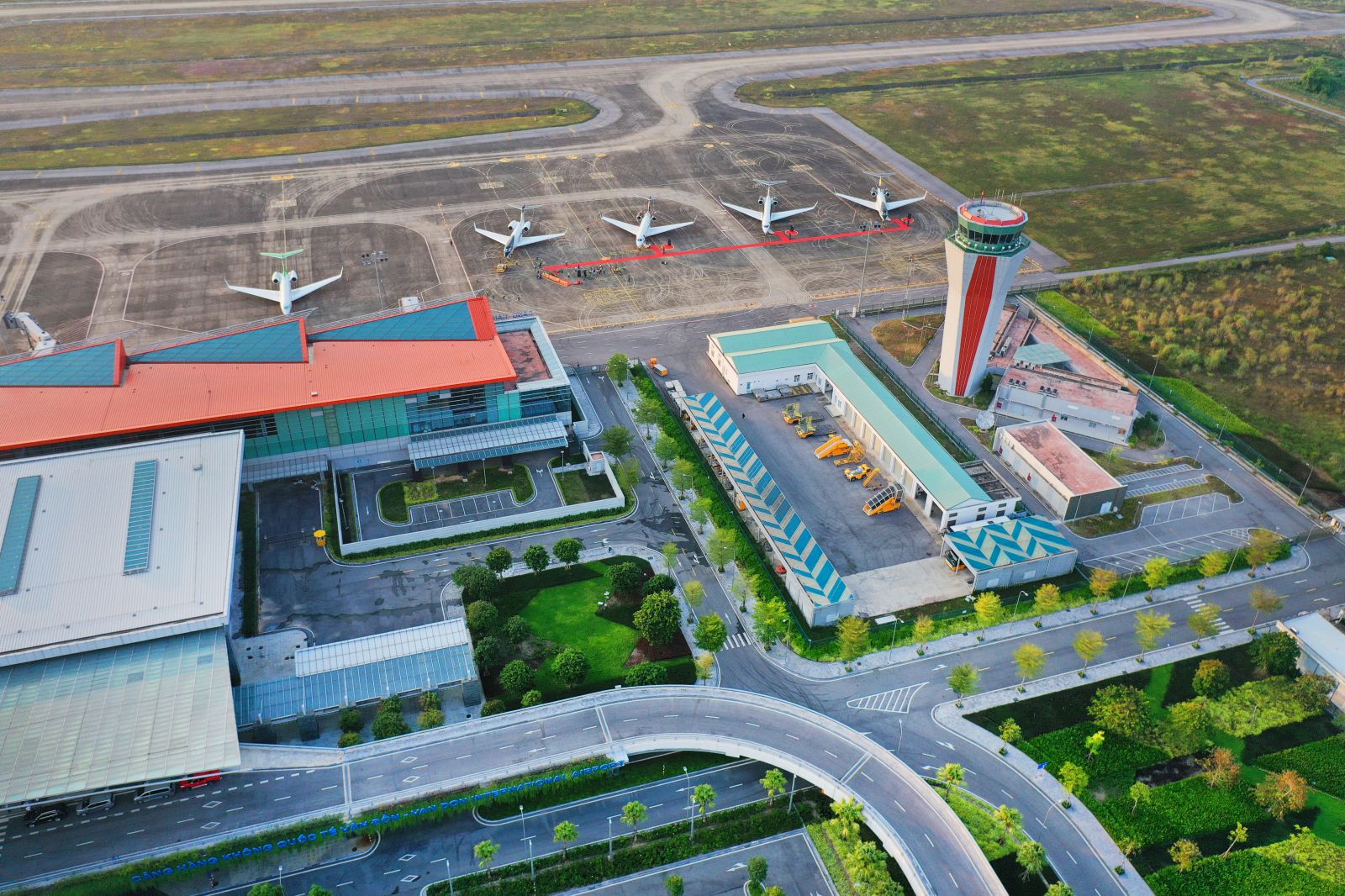 Cảng HKQT Vân Đồn là sân bay tư nhân đầu tiên ở Việt Nam được trang bị đồng bộ công nghệ, hạ tầng tiên tiến nhất ngành hàng không hiện nay.