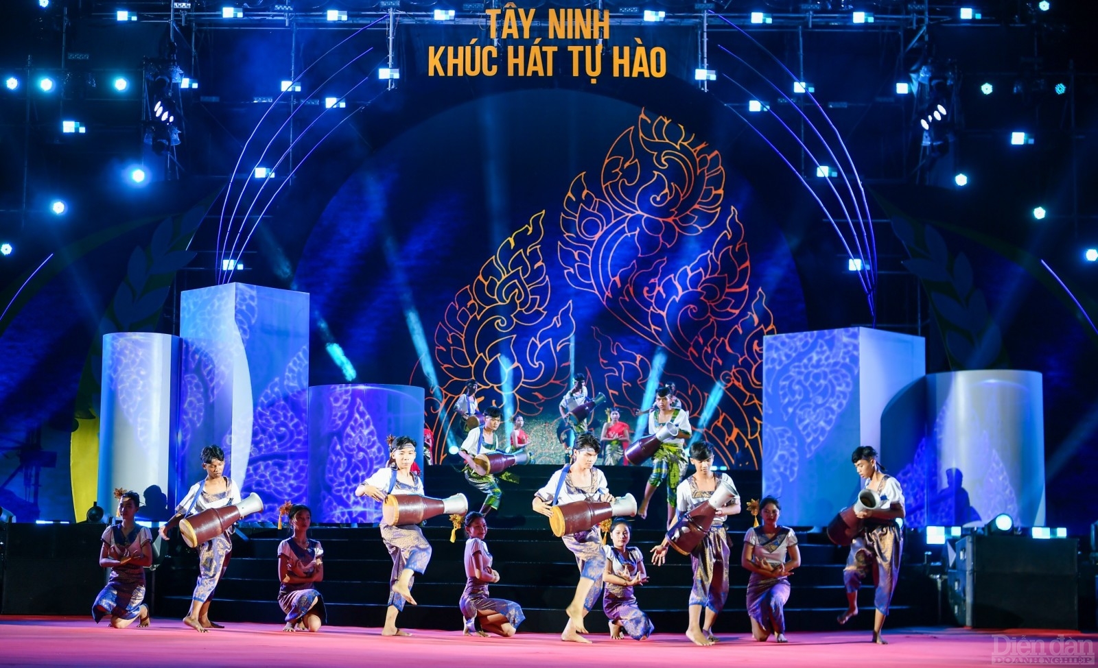 Hơn 100 nghệ nhân, nghệ sĩ và người dân đang sinh sống tại Tây Ninh tái hiện các di sản văn hoá phi vật thể qua màn dân vũ độc đáo tại chương trình. Các di sản văn hoá như múa trống Chhay dăm, đờn ca tài tử… từng được trình diễn trên đỉnh núi Bà Đen trong các dịp lễ hội, giờ đây được kết hợp với công nghệ 3D Mapping, tạo nên một hiệu ứng hết sức mới lạ.