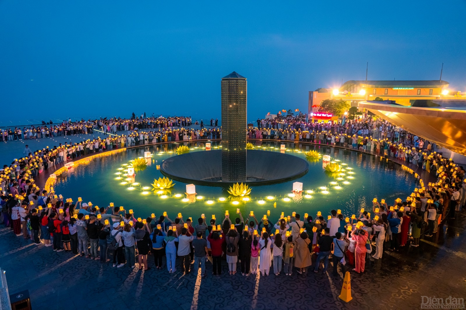 Trong không gian lung linh tại quảng trường rộng lớn dưới chân tượng Phật Bà Tây Bổ Đà Sơn, hàng ngàn ngọn đăng được thắp sáng để người dân gửi lời ước nguyện bình an trước đức từ bi của Bồ Tát Quán Thế Âm.
