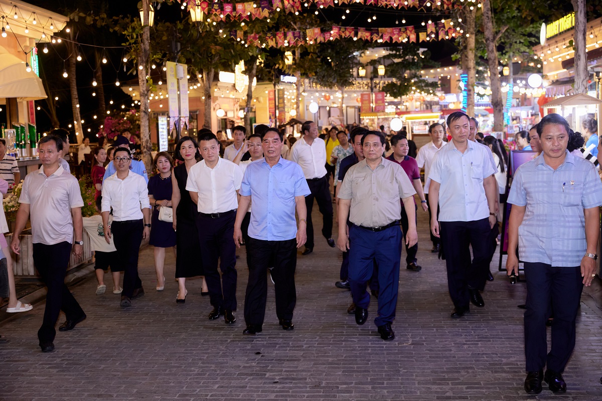 Tại chợ đêm bên biển Vui Phết thuộc Thị trấn Hoàng Hôn (An Thới, Phú Quốc), Thủ tướng cùng đoàn công tác Chính Phủ đã đi thăm và khảo sát hoạt động kinh doanh của người dân địa phương. Ảnh Minh Khánh