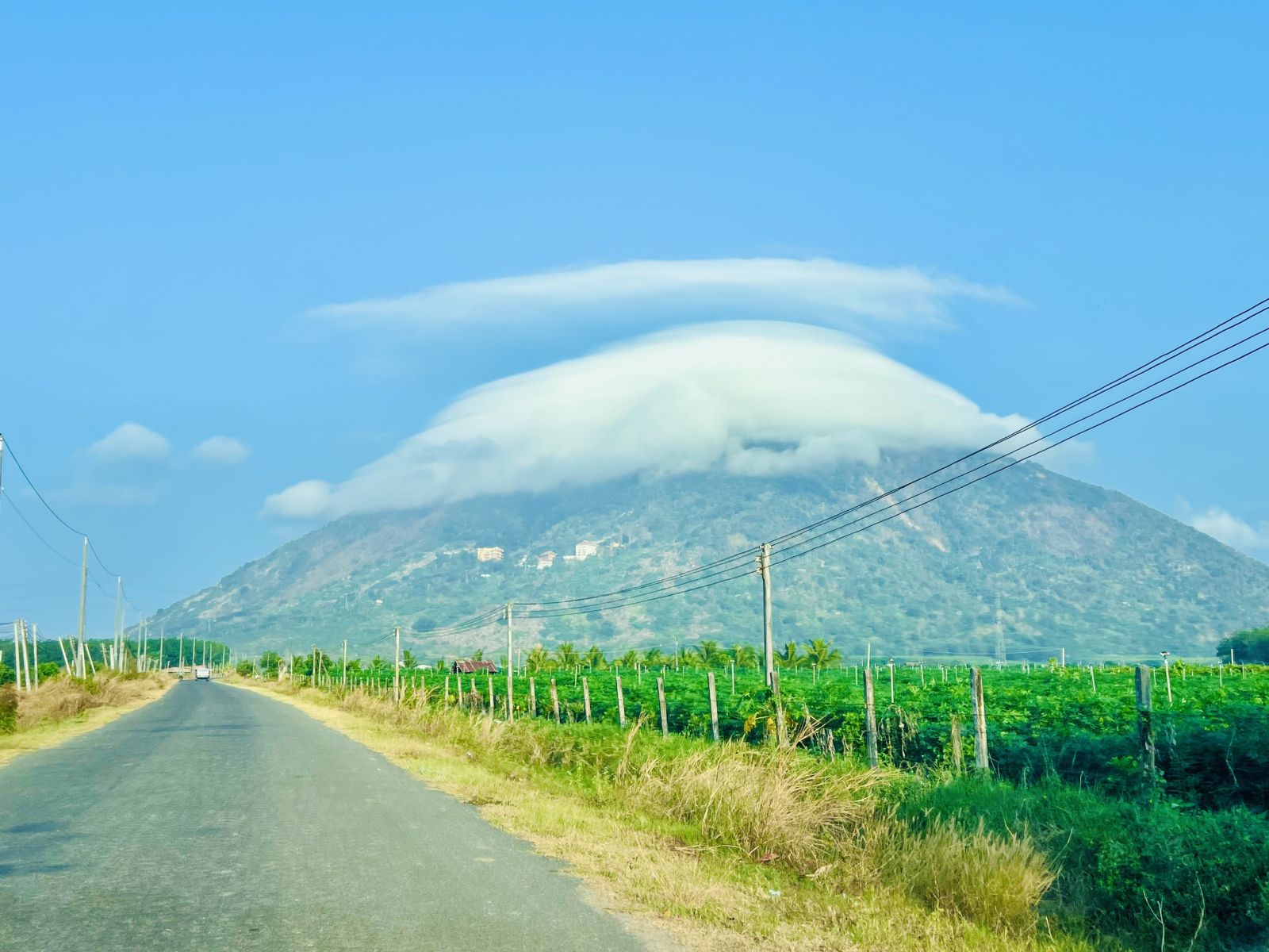 Trong khi Nam bộ vẫn đang nắng nóng kéo dài có khu vực lên đến 39 độ C, thì đỉnh núi Bà Đen, Tây Ninh liên tiếp xuất hiện mũ mây và trên đỉnh núi, nhiệt độ luôn thấp hơn dưới chân núi ít nhất 8 độ C. Nhiều người tìm về Tây Ninh săn mây và trốn nóng.
