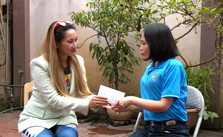 Đại diện Tập đoàn Tân Hiệp Phát – Vũ Phương Thanh gửi trao món quà động viên chị Nguyễn Thị Xuân