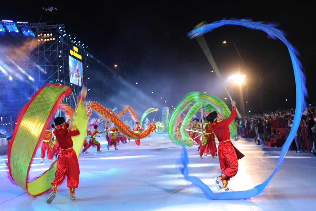 Carnaval Ha Long là lễ hội thường niên thu hút sự tham gia của hàng ngàn du khách trong và ngoài nước. Nguồn: baoquangninh