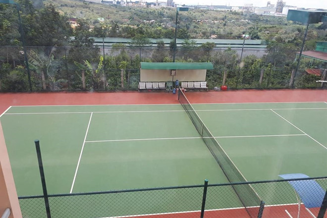 Sân tennis được UBND xã Nhân Cơ vận động xây dựng trong khuôn viên trụ sở. Ảnh: Minh Quý.