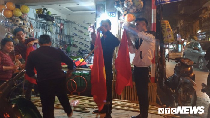 Nhiều người dân tranh thủ mua cờ đỏ sao vàng buổi tối để cổ vũ tinh thần cho U23 Việt Nam.