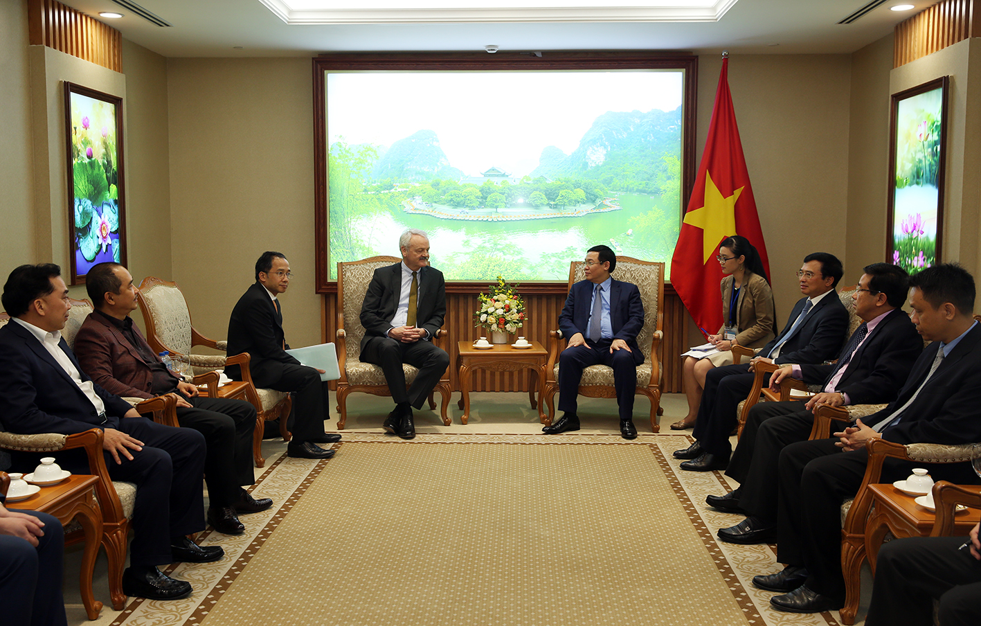 Phó Thủ tướng Vương Đình Huệ tiếp ông Christian Hinch, Phó Chủ tịch Tập đoàn TalanxAG và Chủ tịch HDI Global SE