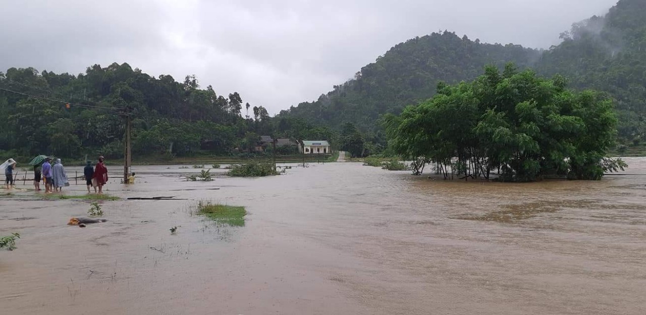 Một số xã ở các huyện miền núi Nghệ An đang ngập nặng do nước lũ từ các sông, suối đổ về trong những ngày qua