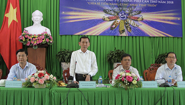 Ông Võ Thành Thông – Chủ tịch UBND TP Cần Thơ trao đổi tại buổi họp báo.
