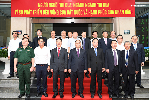Thủ tướng Nguyễn Xuân Phúc chụp hình lưu niệm với lãnh đạo Bộ Thông tin và Truyền thông.