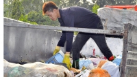 Nhọc nhằn nghề thu gom rác thải dân sinh
