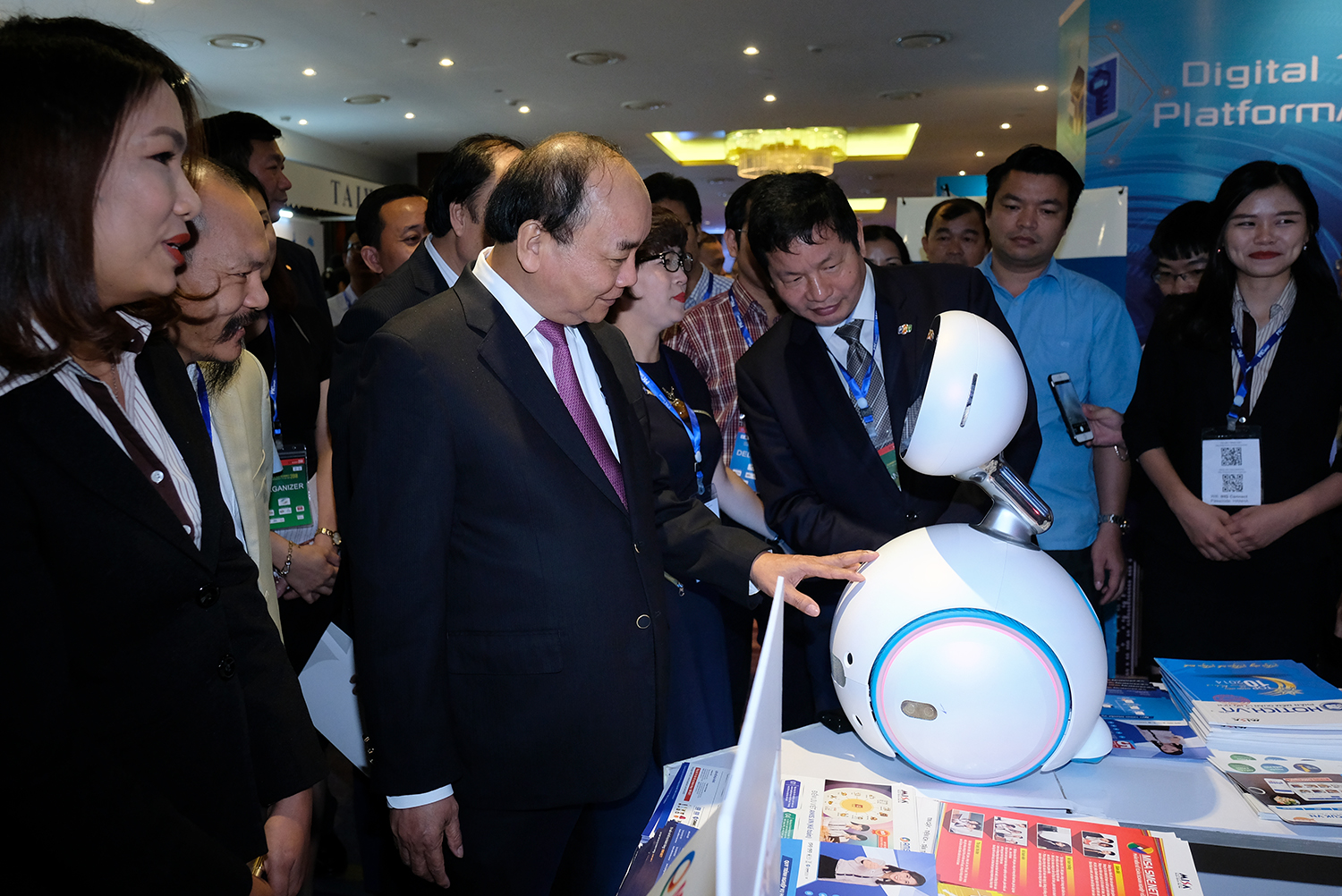 Thủ tướng thăm các gian trưng bày sản phẩm công nghệ tại Diễn đàn cấp cao Công nghệ thông tin-truyền thông Việt Nam (Vietnam ICT Summit) 2018. Ảnh: VGP/Quang Hiếu