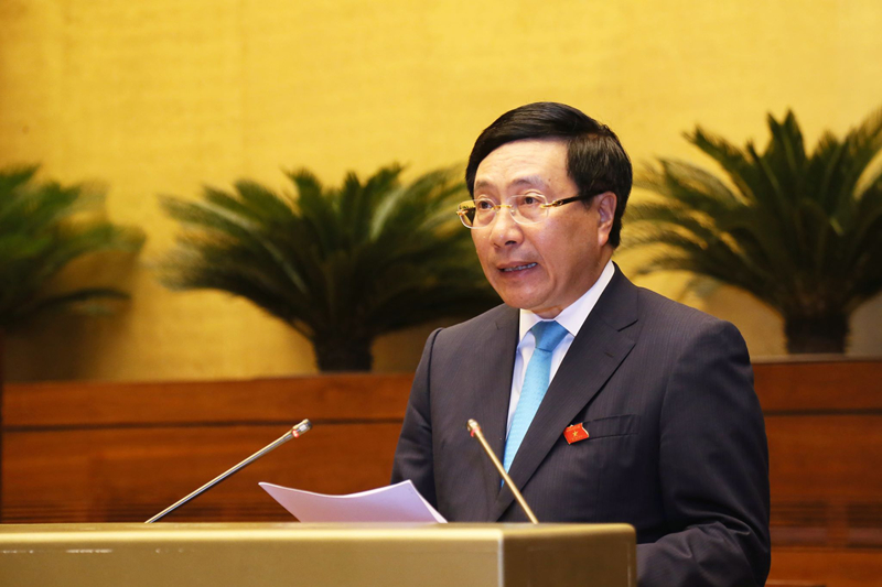 Phó Thủ tướng Phạm Bình Minh trả lời chất vấn trước Quốc hội sáng 6/6.