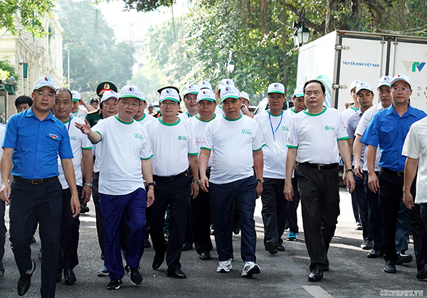 Thủ tướng và các đại biểu đi bộ đồng hành tại phố đi bộ khu vực Bờ hồ Hoàn Kiếm để cổ vũ, hưởng ứng phong trào chống rác thải nhựa. - Ảnh: VGP/Quang Hiếu