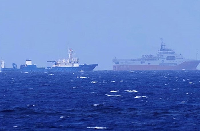 Tàu Hải Dương 8 (bên phải) và tàu hộ tống của Trung Quốc đã có hoạt động xâm phạm vùng biển thuộc vùng đặc quyền kinh tế và thềm lục địa của Việt Nam ở khu vực phía Nam Biển Đông