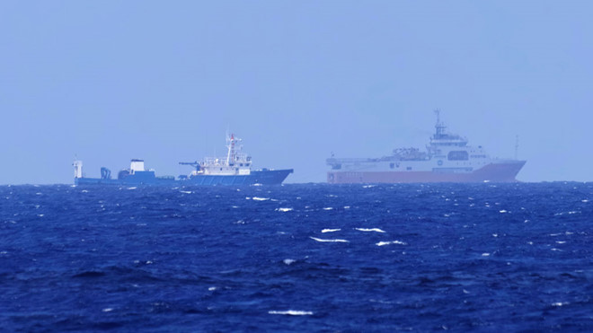 Tàu cá dân binh đi kèm bảo vệ tàu Hải Dương Địa chất 8 của Trung Quốc hoạt động trái phép tại khu vực bãi Tư Chính