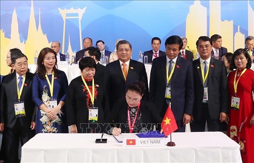Chủ tịch Quốc hội Nguyễn Thị Kim Ngân ký Thông báo chung tại Lễ bế mạc AIPA 40 - Ảnh: TTXVN