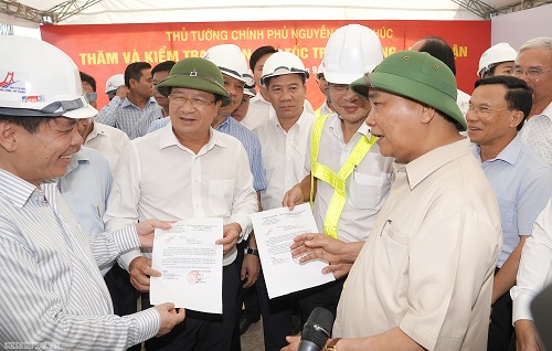 Thủ tướng trao Quyết định đồng ý cấp vốn ngân sách Trung ương cho dự án cao tốc Trung Lương-Mỹ Thuận. Ảnh: VGP/Quang Hiếu