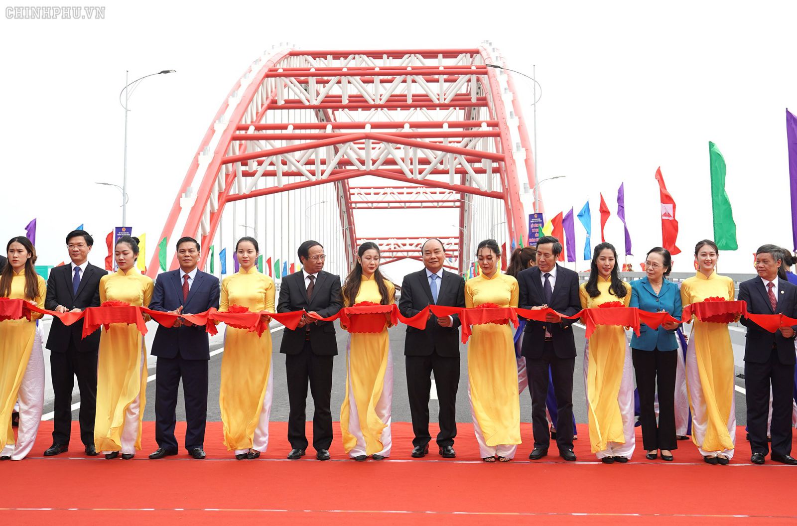 Thủ tướng Nguyễn Xuân Phúc và các đại biểu cắt băng thông xe kỹ thuật cầu Hoàng Văn Thụ. 