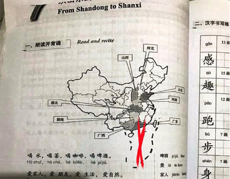 cuốn giáo trình Đọc sơ cấp 1 "Developing Chinese" in hình bản đồ Trung Quốc có “đường lưỡi bò”. Ảnh: Tiền phong