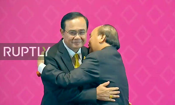 Thủ tướng Nguyễn Xuân Phúc nhận búa Chủ tịch ASEAN từ Thủ tướng Chan-o-cha.