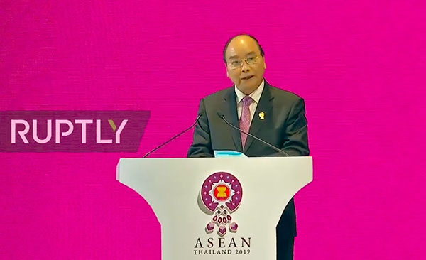 Thủ tướng Nguyễn Xuân Phúc đã nhận chiếc búa Chủ tịch ASEAN từ Thủ tướng Thái Lan và có bài phát biểu công bố Chủ đề, một số định hướng lớn của Việt Nam trong năm ASEAN 2020.