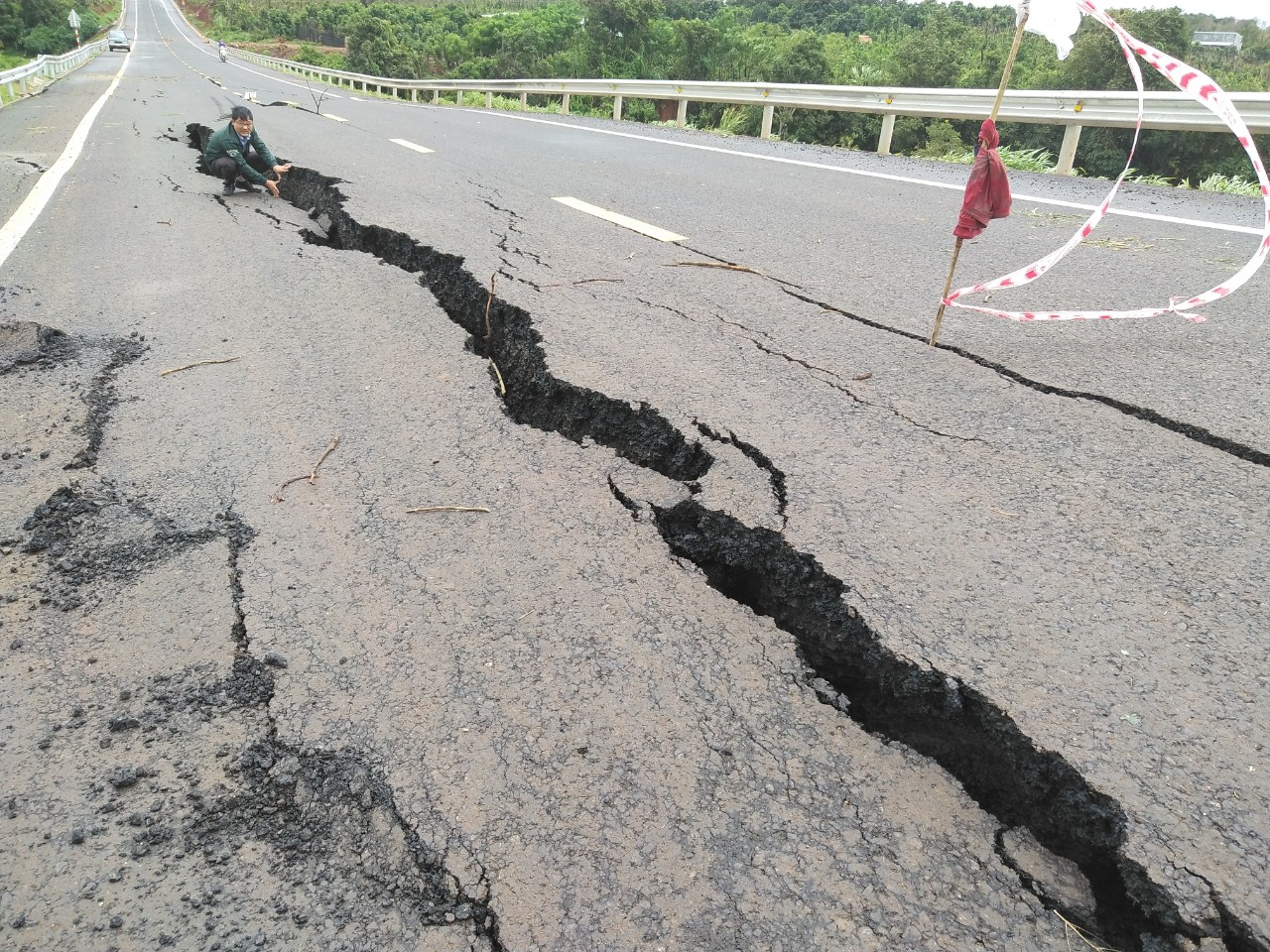 Con đường được đầu tư 250 tỷ đồng tại Gia Lai gãy đứt, nứt toác sau mưa