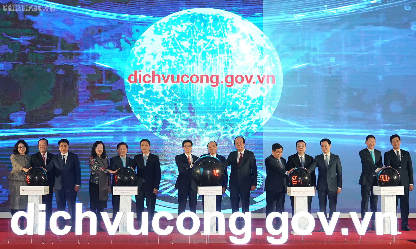 Thủ tướng Nguyễn Xuân Phúc và các đại biểu thực hiện nghi thức khai trương cổng dịch vụ công quốc gia. 
