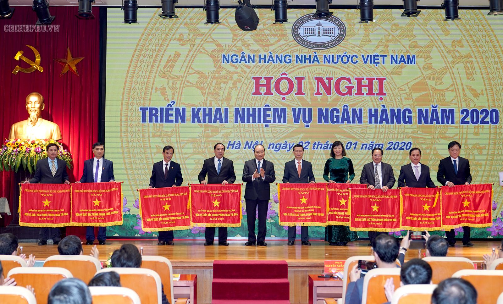 Thủ tướng tặng cờ thi đua cho 9 tập thể hoàn thành xuất sắc nhiệm vụ - Ảnh: VGP/Quang Hiếu